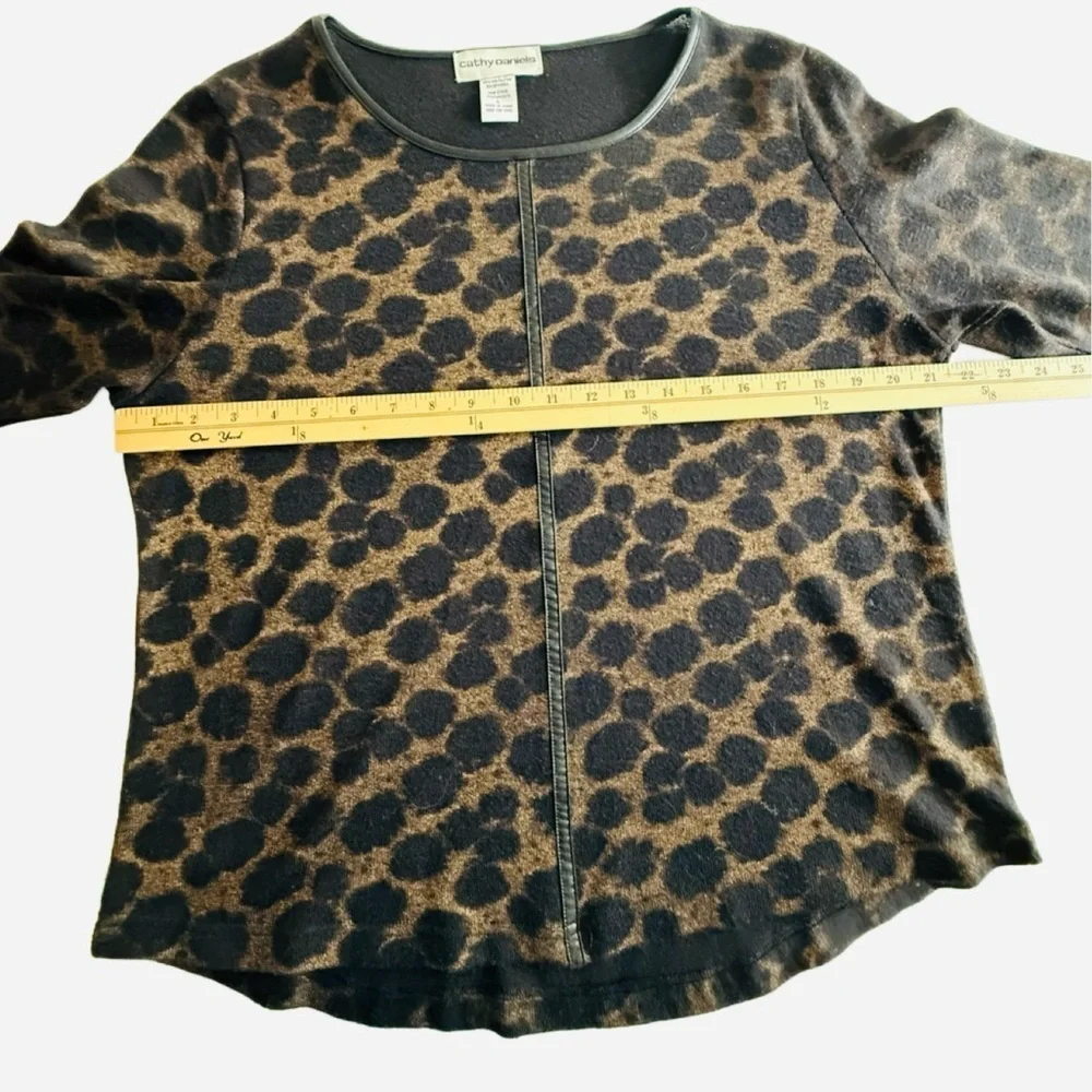 Cathy Daniels Brown Animal Print Blouse. Size Large - Picture 6 of 6